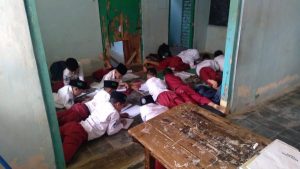 Belajar Lesehan di Panggung Sekolah, Nasib Miris Siswa SDN Ciaripin