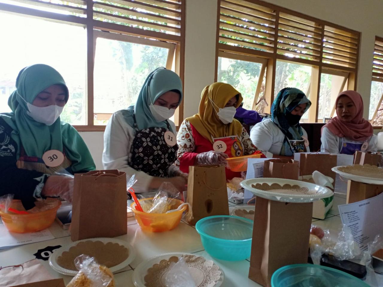 Ibu-Ibu di Pekalongan Dapat Pelatihan Bikin Kue, Siap Jualan Lebaran!