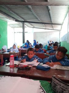 Sekolah di Sragen Ambruk, Murid Belajar di Parkiran!