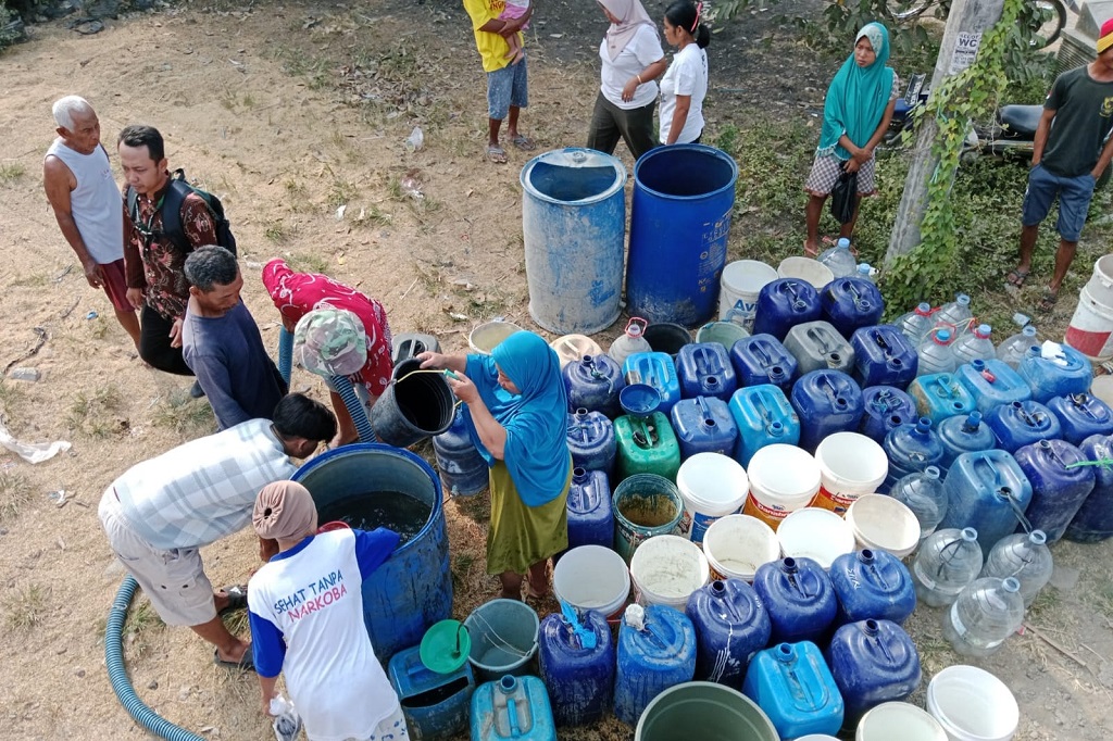 Warga Cilacap Kehausan, Ribuan Tangki Air Bersih Dikirim!