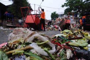 Sampah Pasar Caringin Menumpuk? Solusi Dadakan Terungkap!