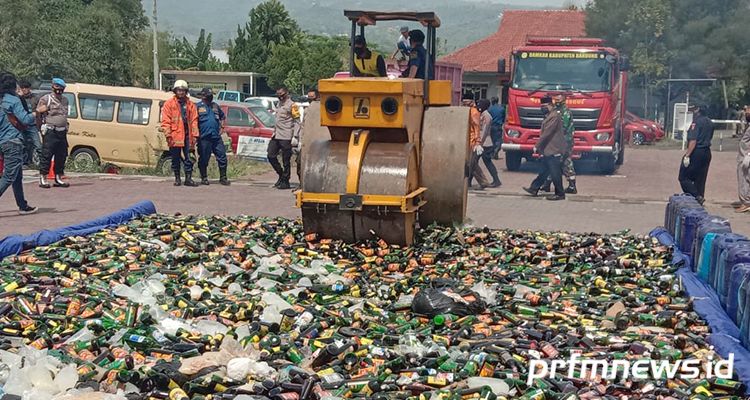 Ribuan Botol Miras Disita! Razia Besar Polresta Bandung di Soreang