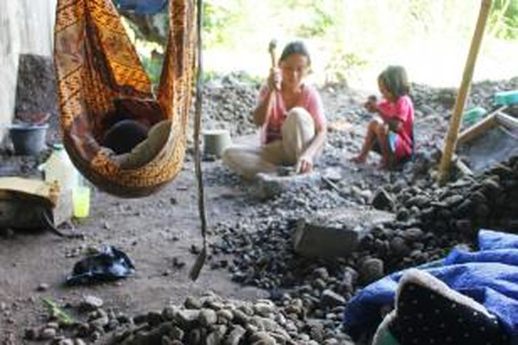 Bayi Lahir di Kolong Jembatan! Kisah Pilu Ibu Ini Bikin Sedih