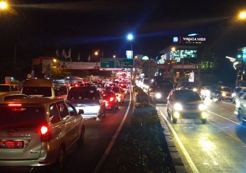 Puncak Macet Parah! Jalur Ditutup!