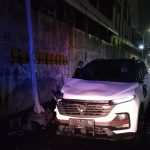 BMW Mewah Ringsek! Tabrak Pembatas Jalan di Soreang