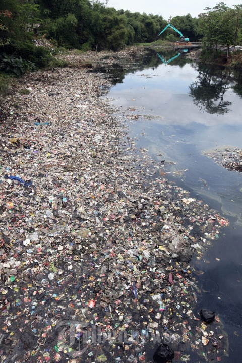 Sungai Citarum Kembali 'Mencekik'! Sampah Menumpuk Lagi!