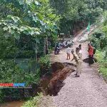 Jembatan Ambruk! Nasib Warga Terisolir?