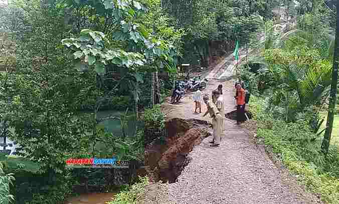 Jembatan Ambruk! Nasib Warga Terisolir?