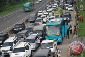 Puncak Macet Parah! Sistem Satu Arah Diterapkan!