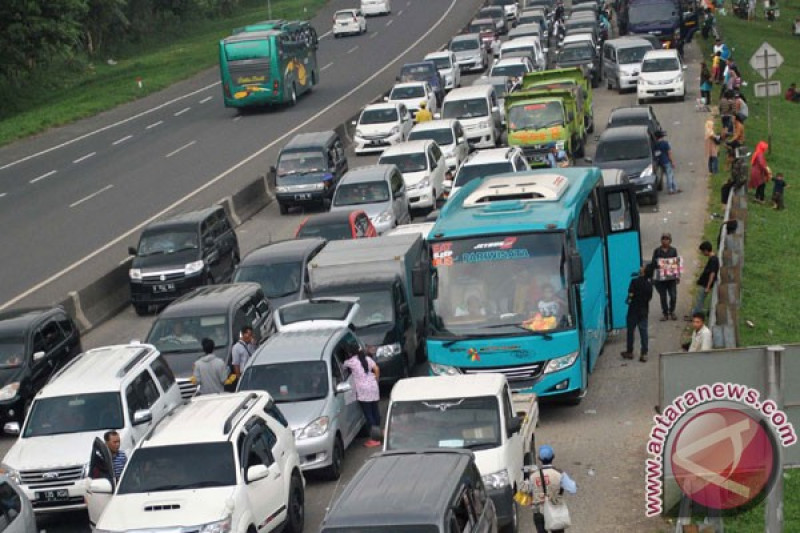 Puncak Macet Parah! Sistem Satu Arah Diterapkan!