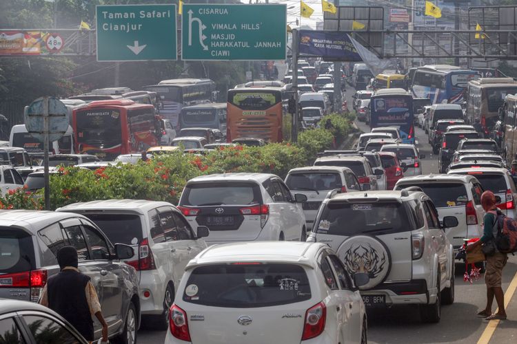 Macet Parah Puncak! One Way Diterapkan!