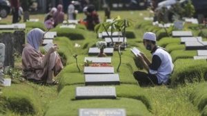 Tradisi Nadran: Ziarah Kubur Ramaikan Lebaran di Bandung Barat!