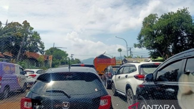 Macet Parah! Jalan Cileunyi-Nagreg Dipenuhi Pemudik & Wisatawan!