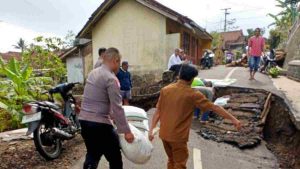 Longsor 15 Meter! Jalan Utama Ciamis Terputus!