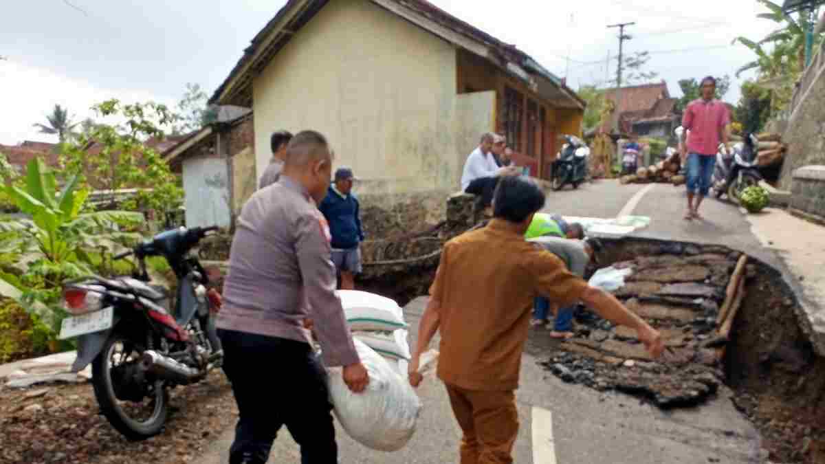 Longsor 15 Meter! Jalan Utama Ciamis Terputus!