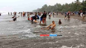 Pangandaran: Pantai Ramai, Libur Lebaran Makin Semarak!