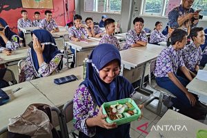 Makan Gratis, Siswa Ciamis Senang!
