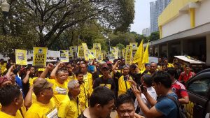 Heboh! Salaman dengan Dedi Mulyadi, 6 Jemaah Kehilangan HP dan Uang!