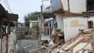 Rumah Nyaris Roboh! Warga Cimahi Direlokasi?